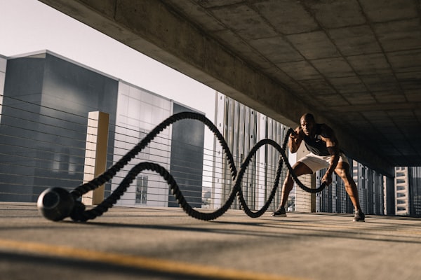 足球转会市场分析报道，展示球员与俱乐部经理谈判的示意图